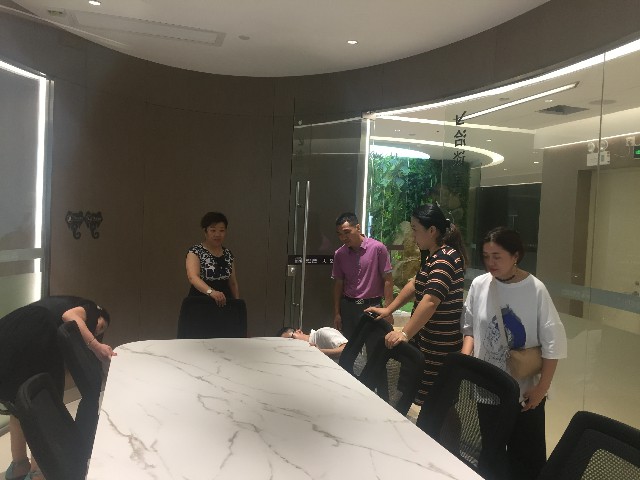 建材行業專家組團參觀德利豐家居，探討巖板發(圖2)