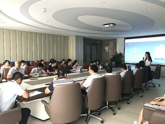 “精進不休，提高效率”德利豐家居終端櫥柜上